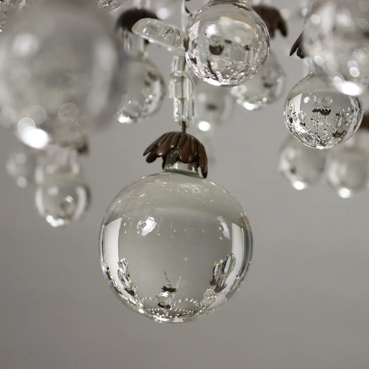 Lampadario a 8 luci in ottone brunito e decorazioni in vetro, '900 8