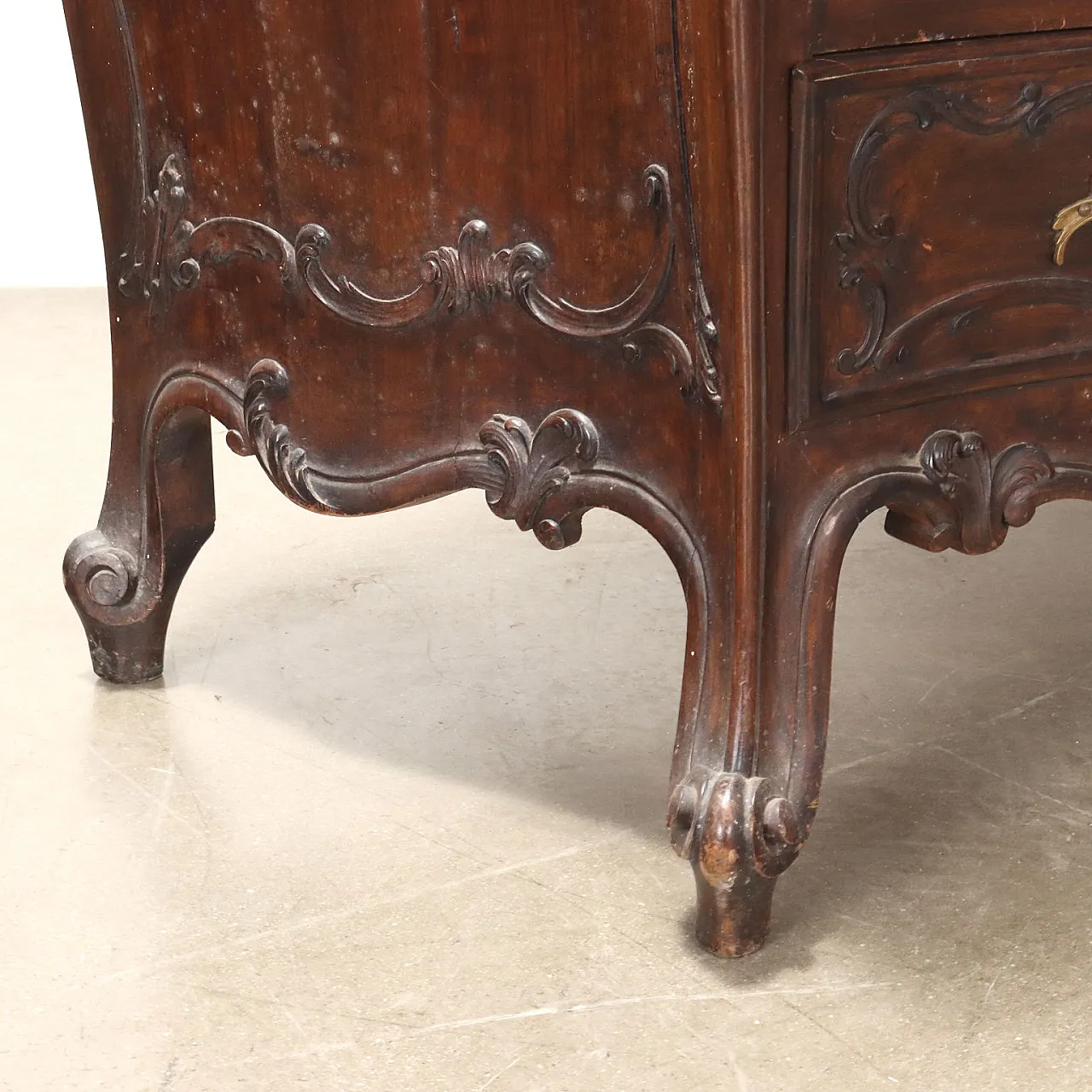 Comò in stile barocco in noce e marmo, '900 4