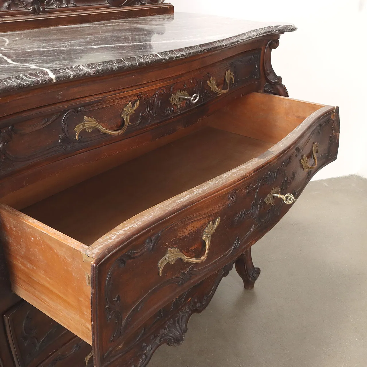 Comò in stile barocco in noce e marmo, '900 7