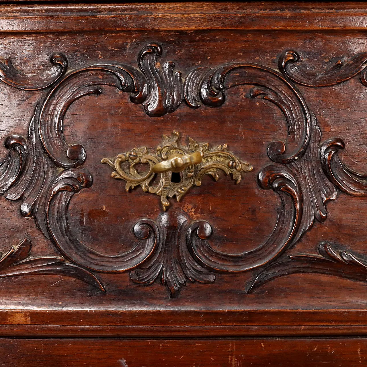 Comò in stile barocco in noce e marmo, '900 10