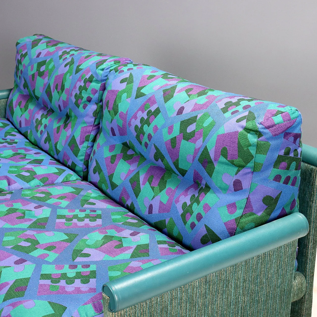 Divano 2 posti con cuscini fantasia in tessuto stampato, anni '80 4