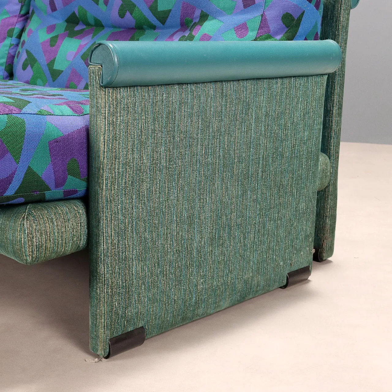 Divano 2 posti con cuscini fantasia in tessuto stampato, anni '80 6