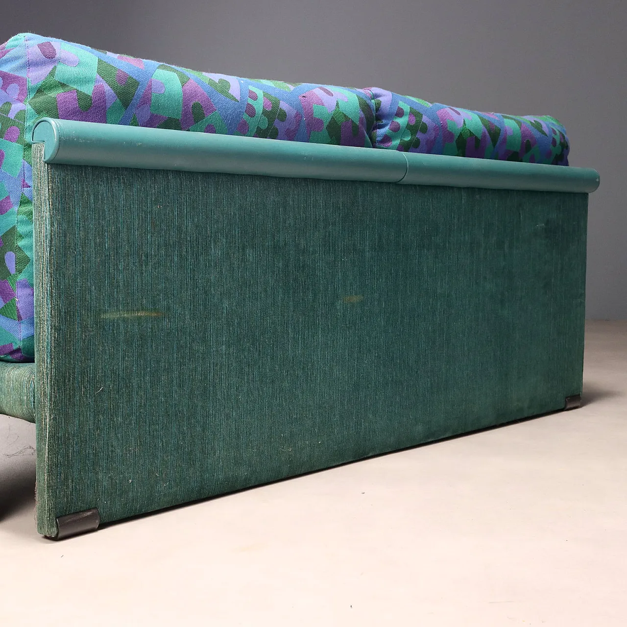 Divano 2 posti con cuscini fantasia in tessuto stampato, anni '80 8