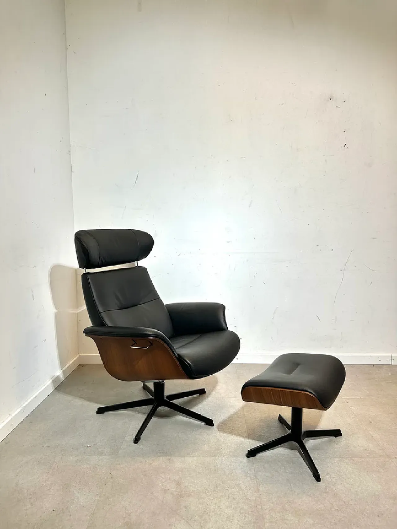 Time Out chair with ottoman in walnut and leather, 20th century 1