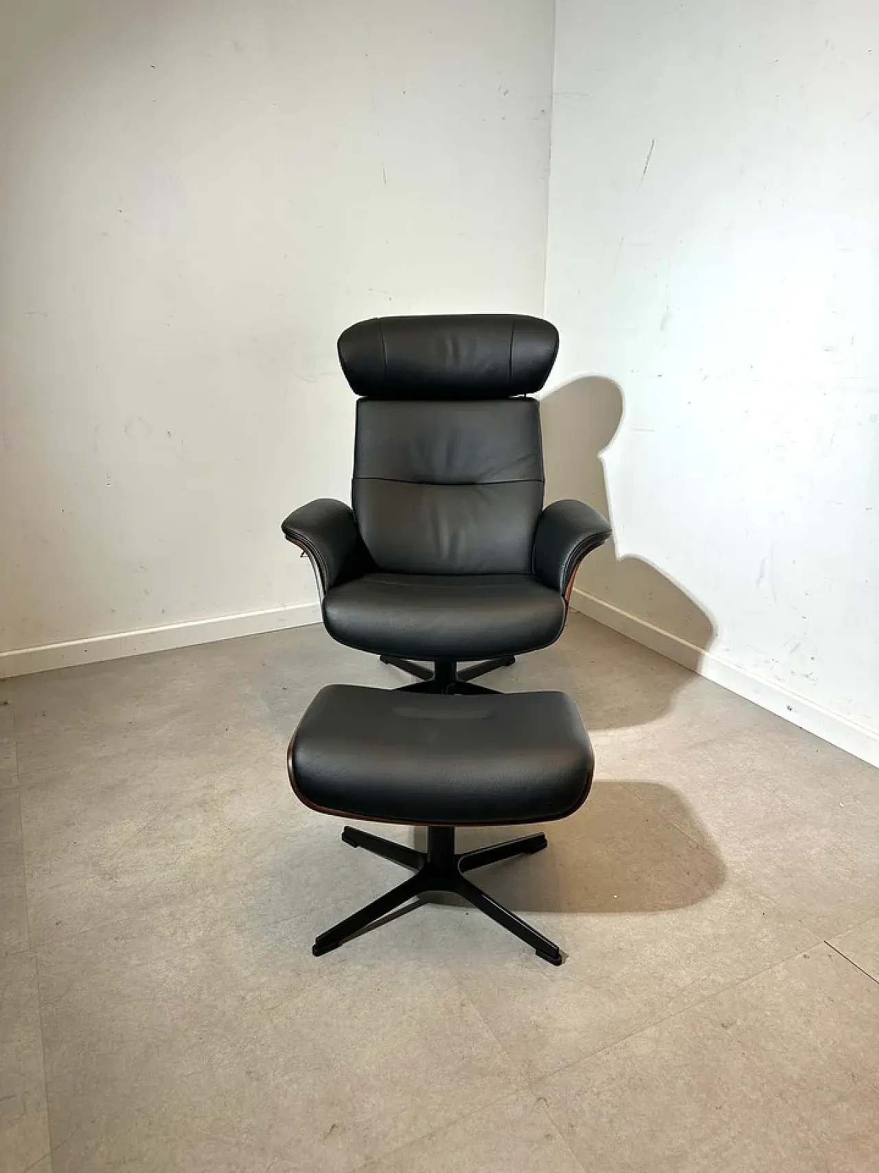 Time Out chair with ottoman in walnut and leather, 20th century 2