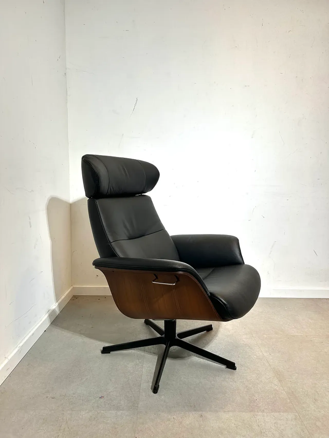 Time Out chair with ottoman in walnut and leather, 20th century 3