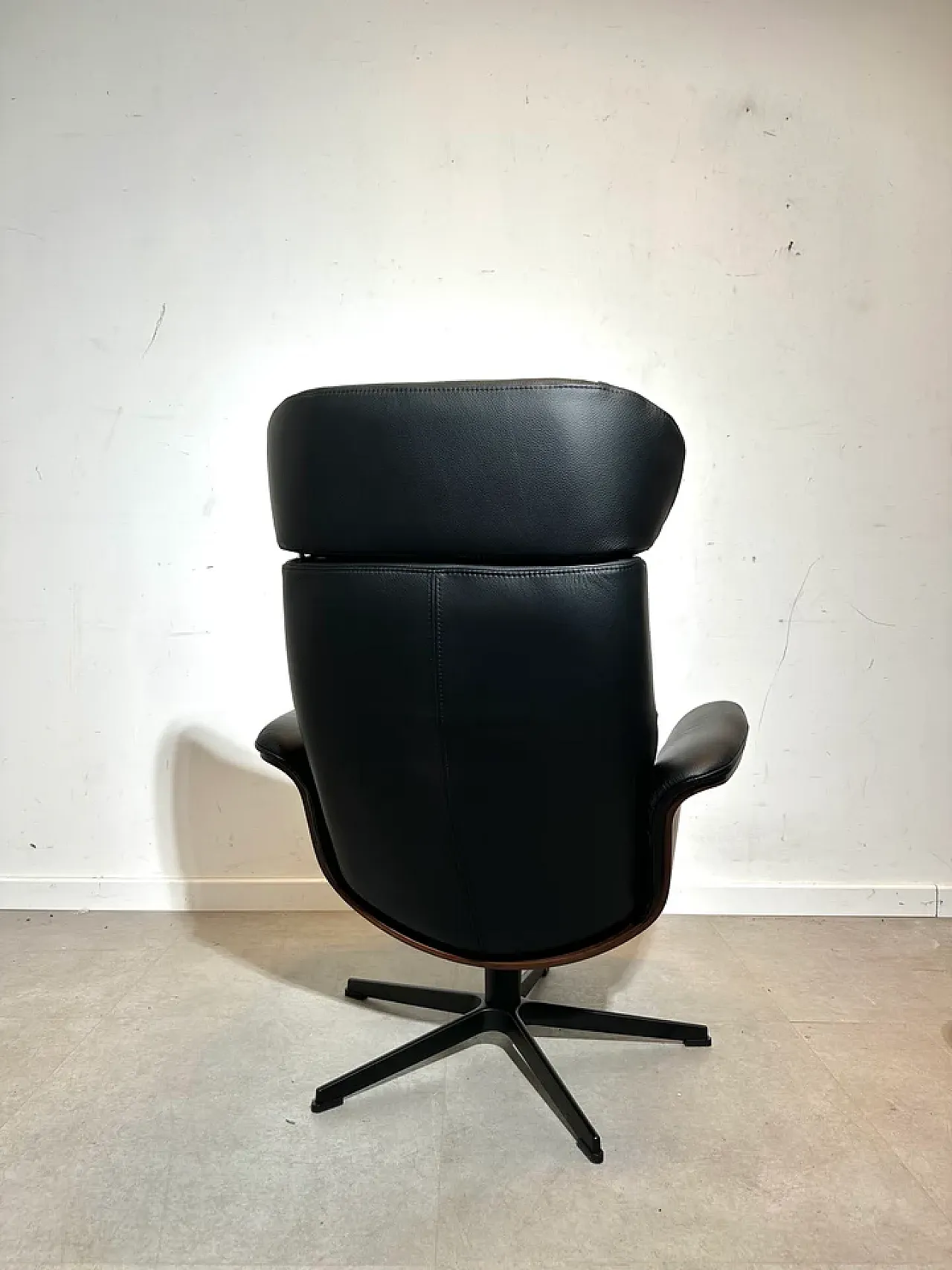 Time Out chair with ottoman in walnut and leather, 20th century 4