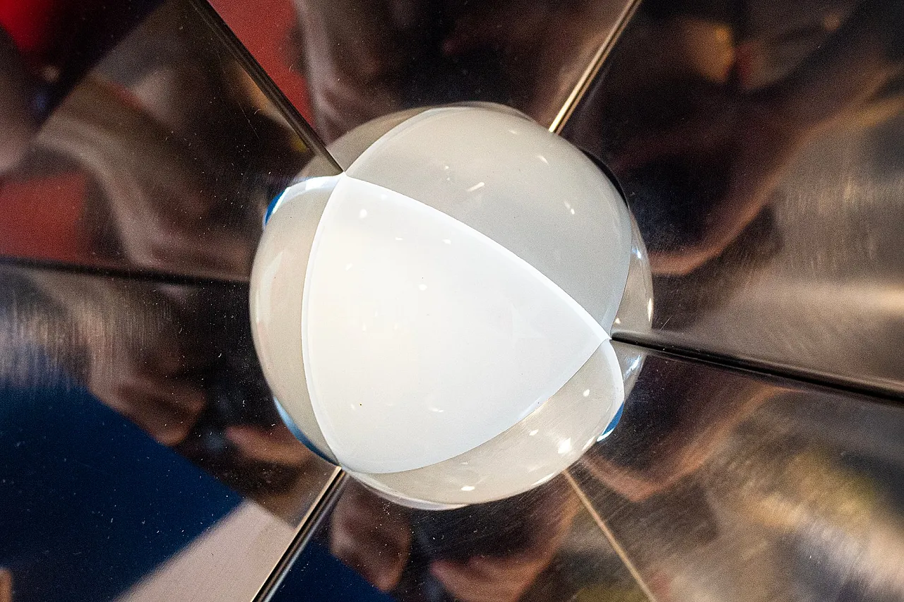 Lampada Luna Kinetic in metallo specchiato di Rinaldo Cutini, anni '60 4