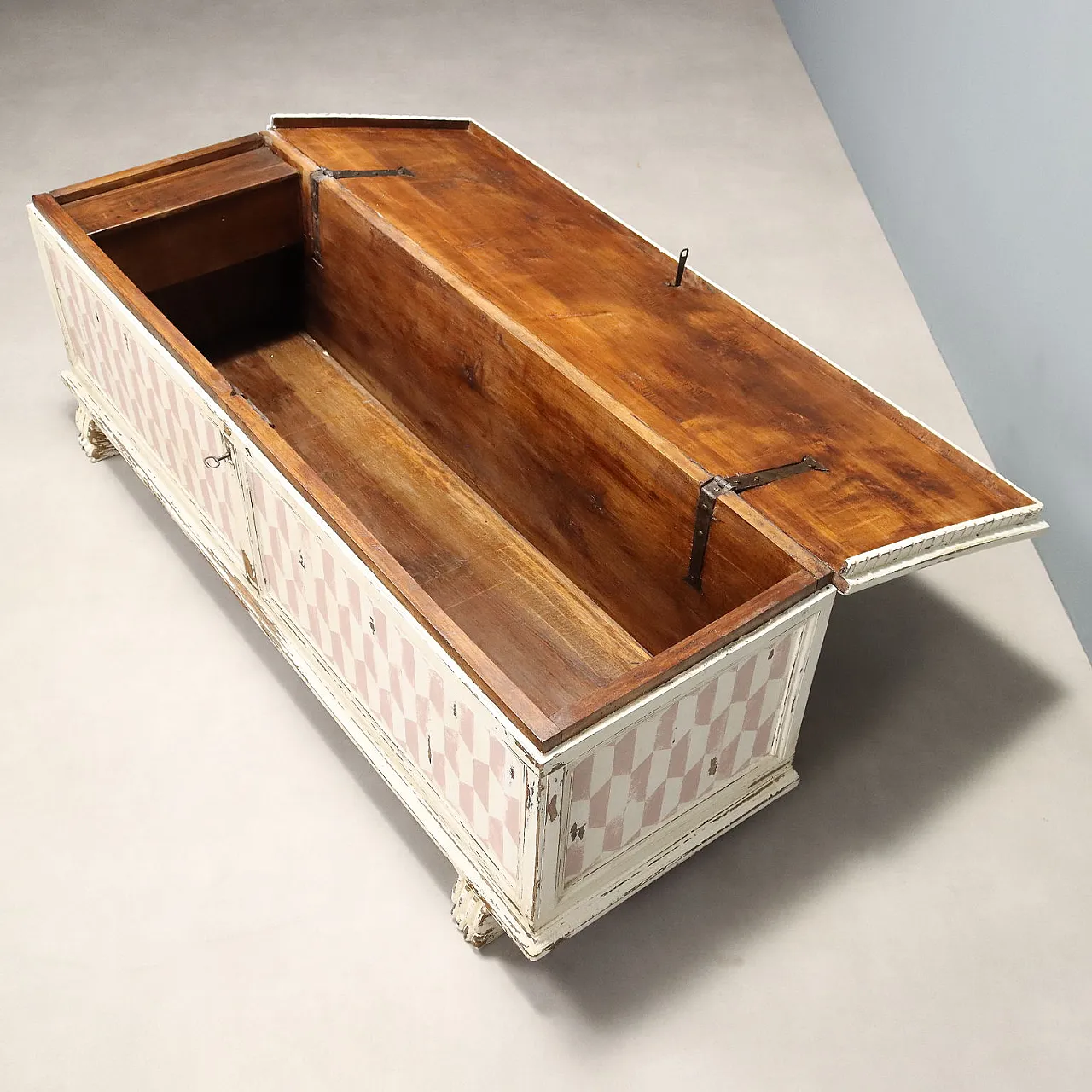 Chest in lacquered walnut and wrought iron, 18th century 9