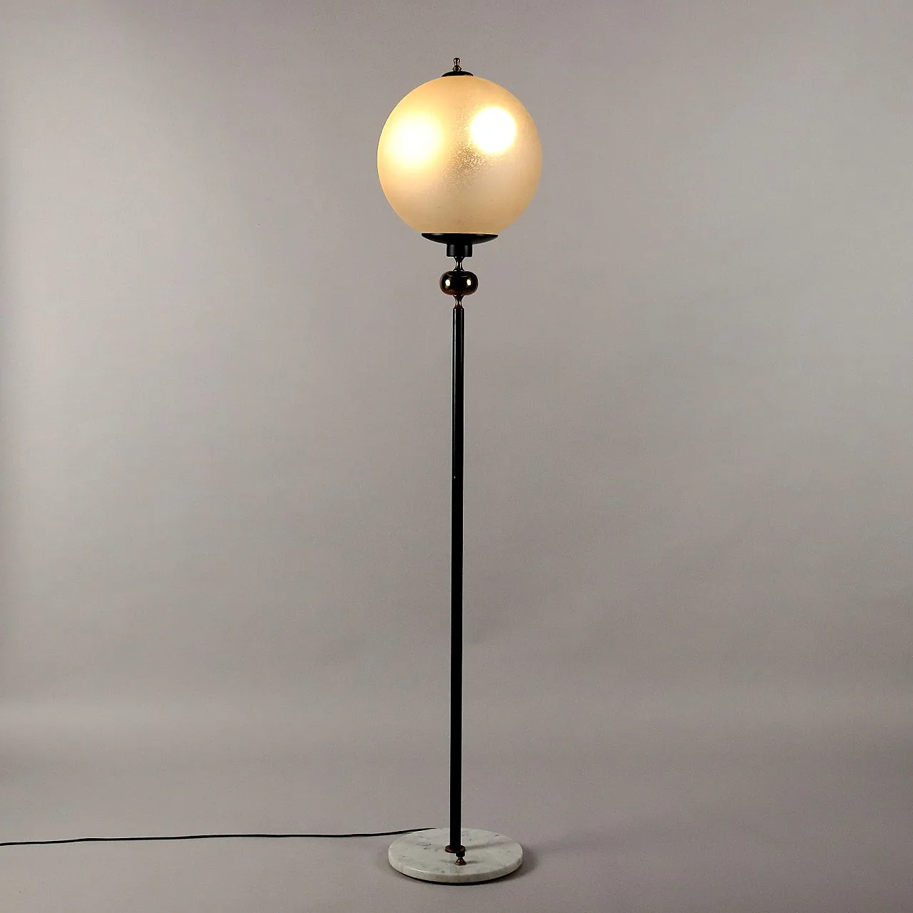 Piantana con base in marmo, metallo e diffusore in vetro, anni '60 1