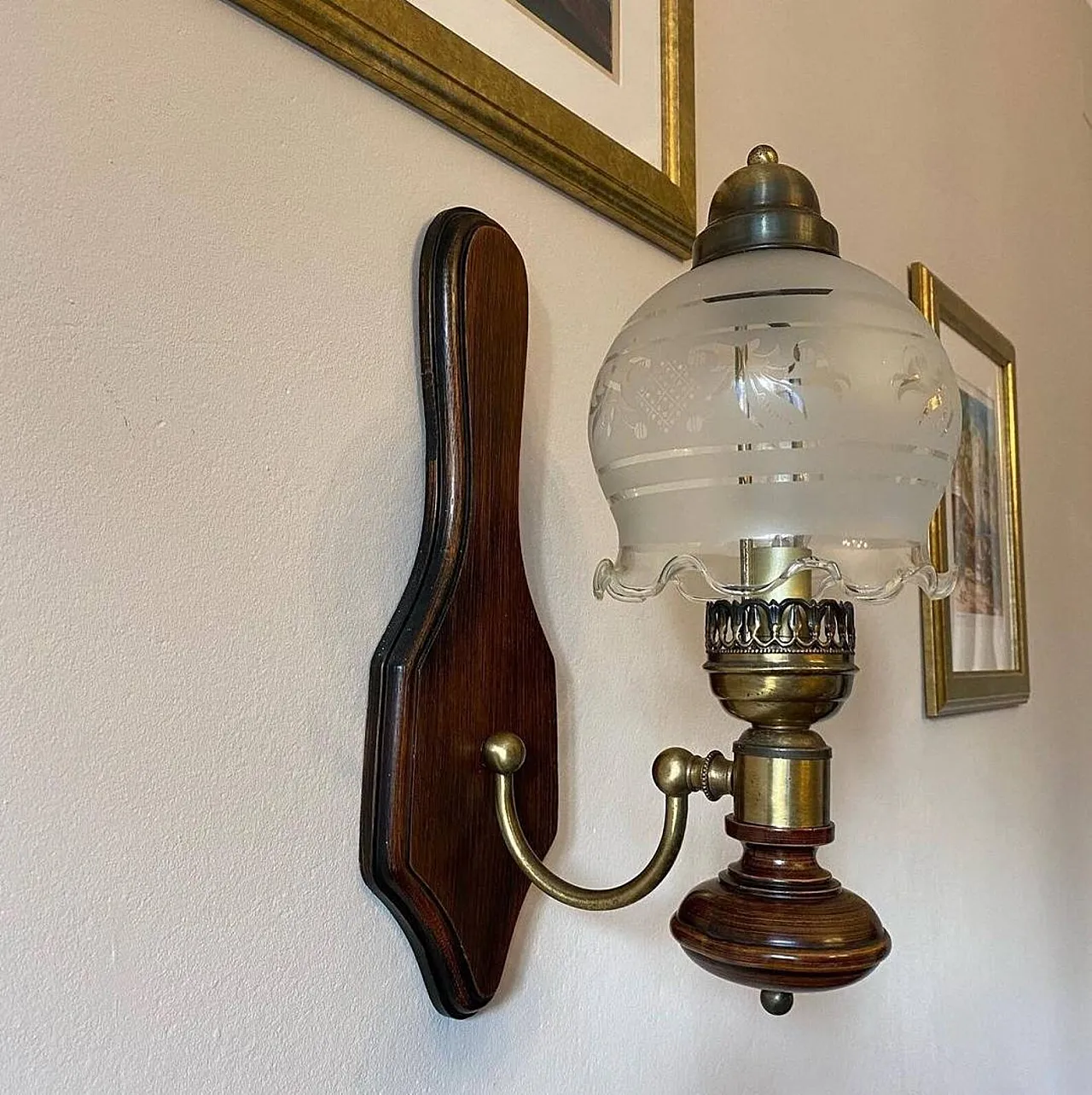 Applique in legno e ottone con lampada in vetro satinato, anni '70 1