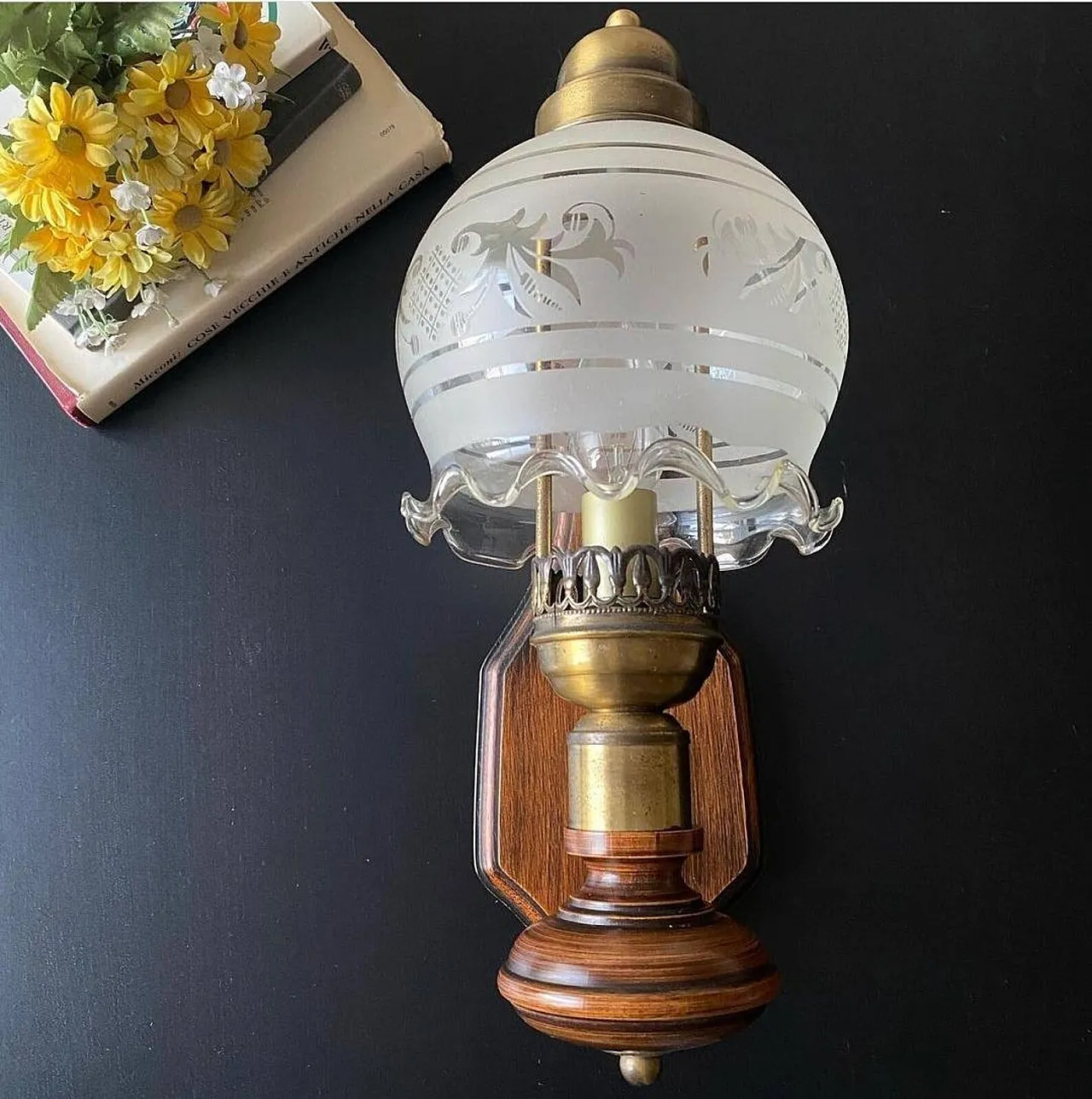 Applique in legno e ottone con lampada in vetro satinato, anni '70 4