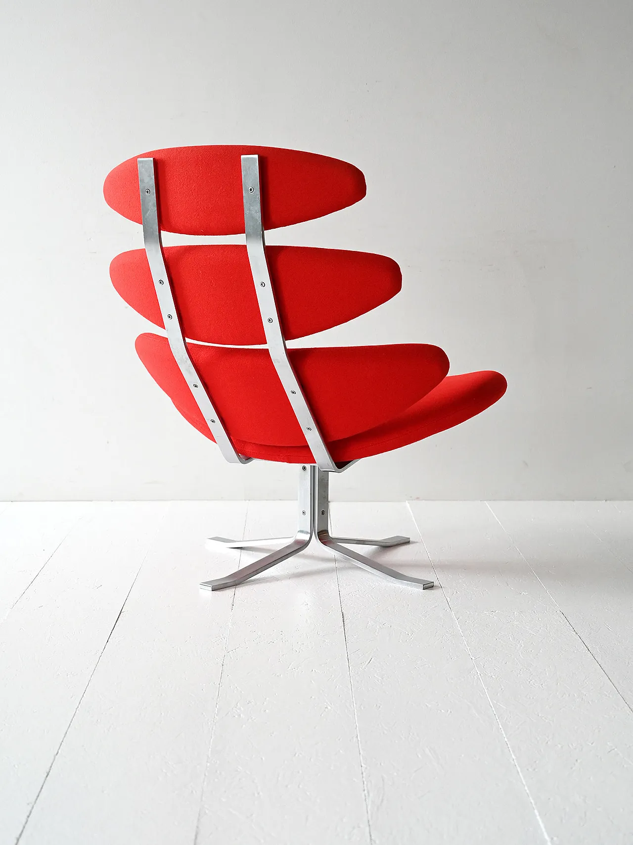 Corona Chair rossa di Poul M. Volther 3