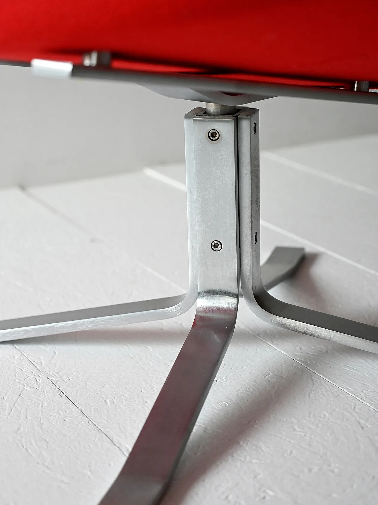 Corona Chair rossa di Poul M. Volther 6