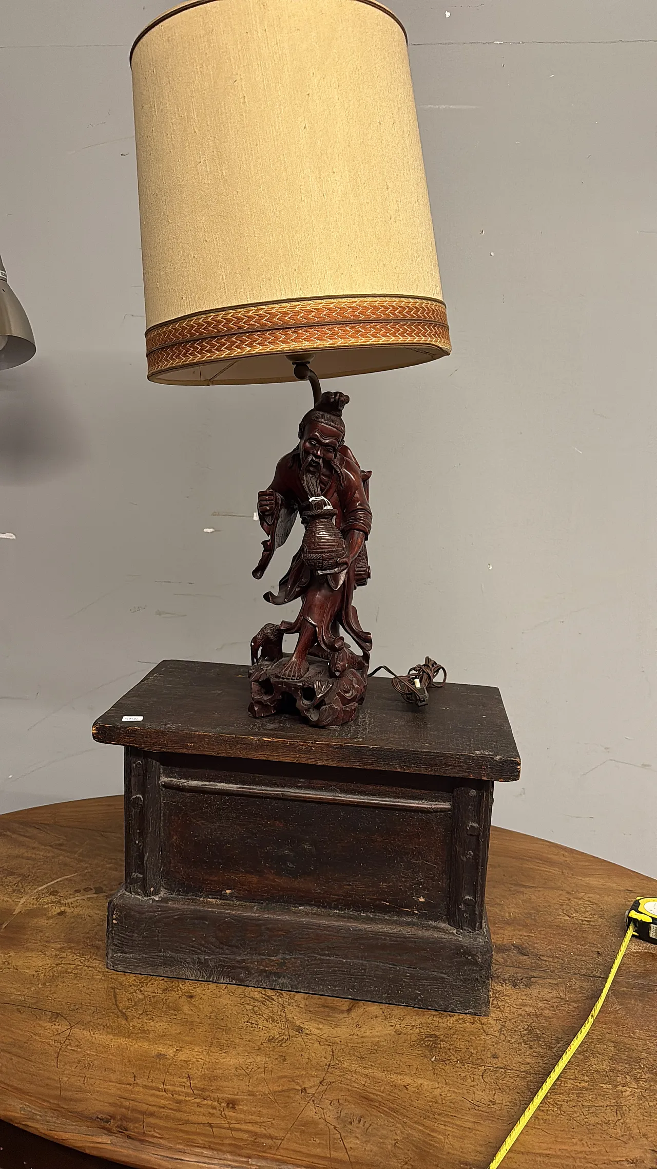 Scultura a lampada in legno cinese personaggio, '900 1