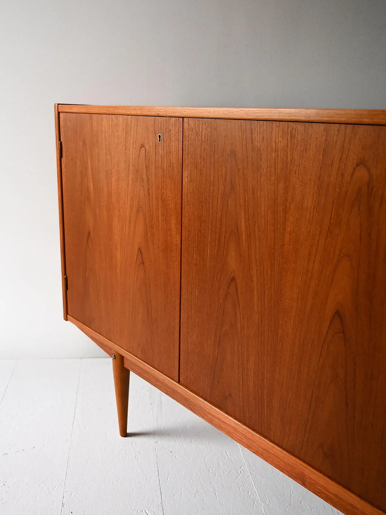 Scandinavian Highboard in Teak with triple compartment 8
