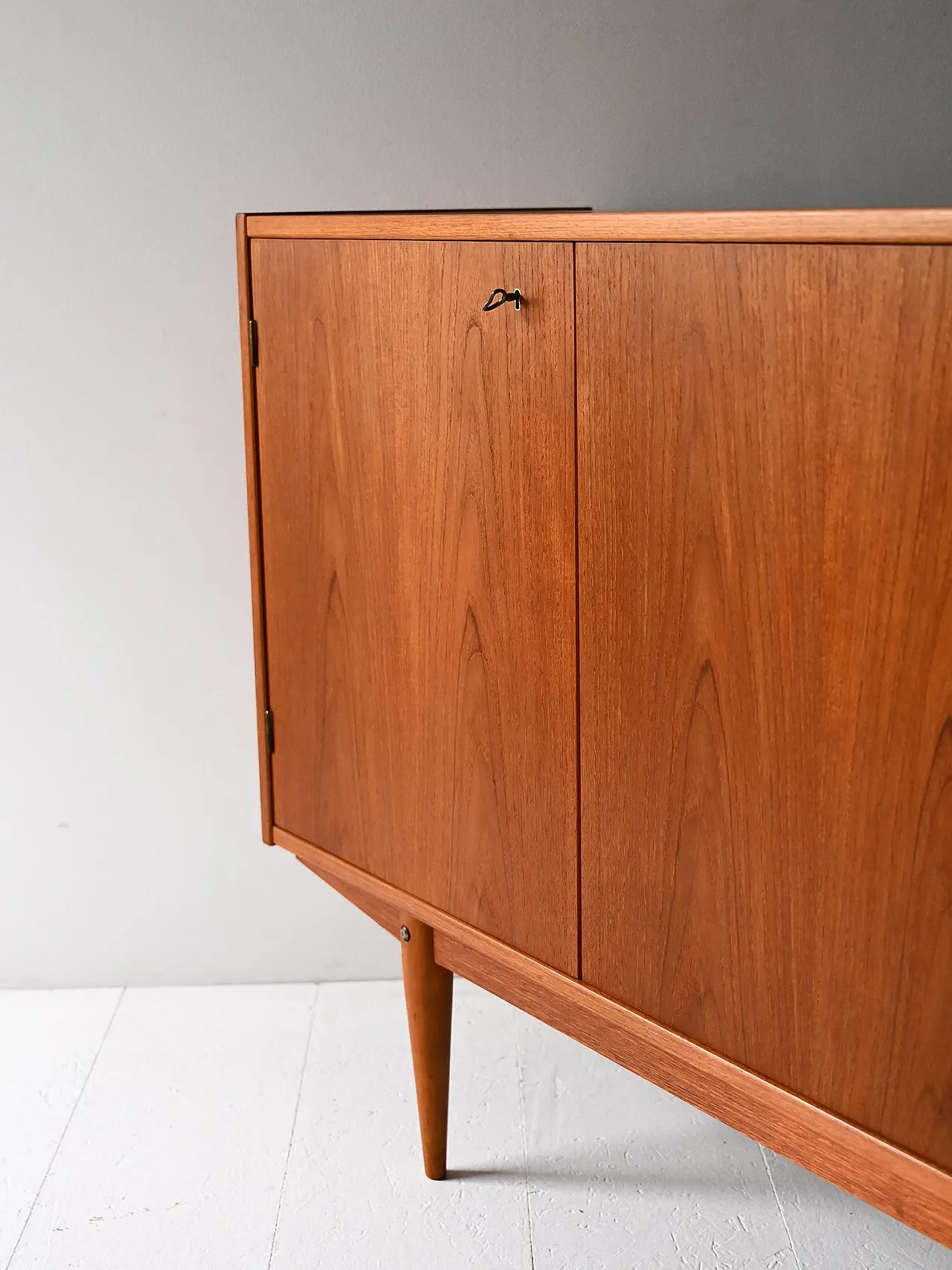 Scandinavian Highboard in Teak with triple compartment 9