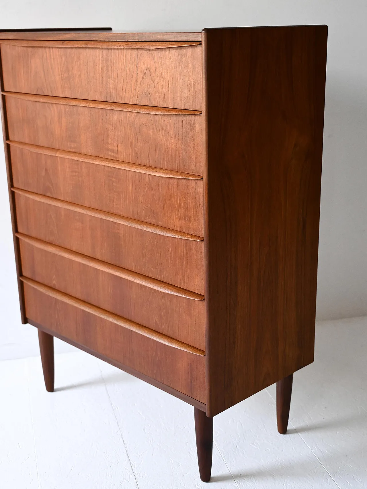 Vintage Scandinavian chest of drawers with overhang handles 8