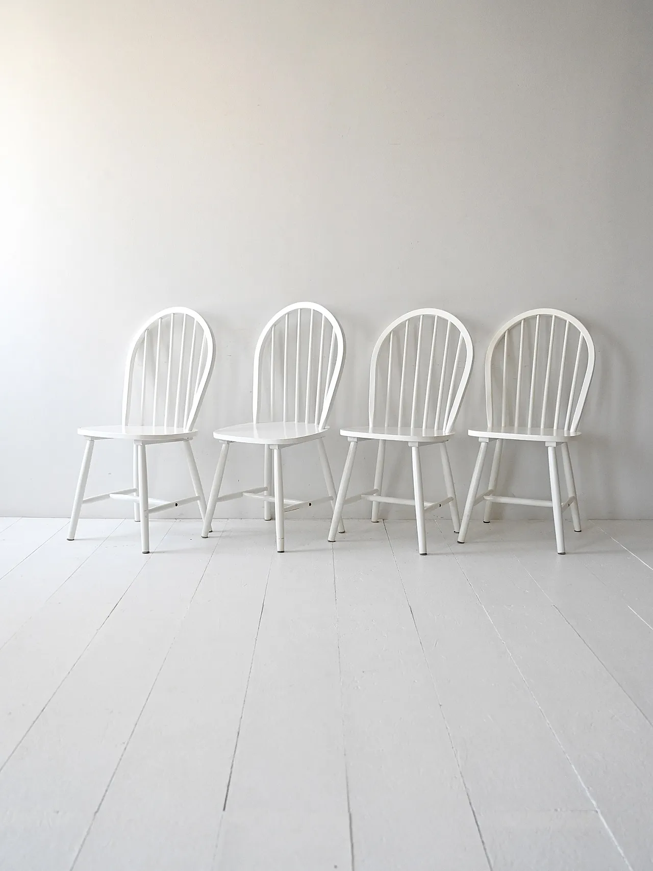 Set di 4 sedie scandinave bianche 1