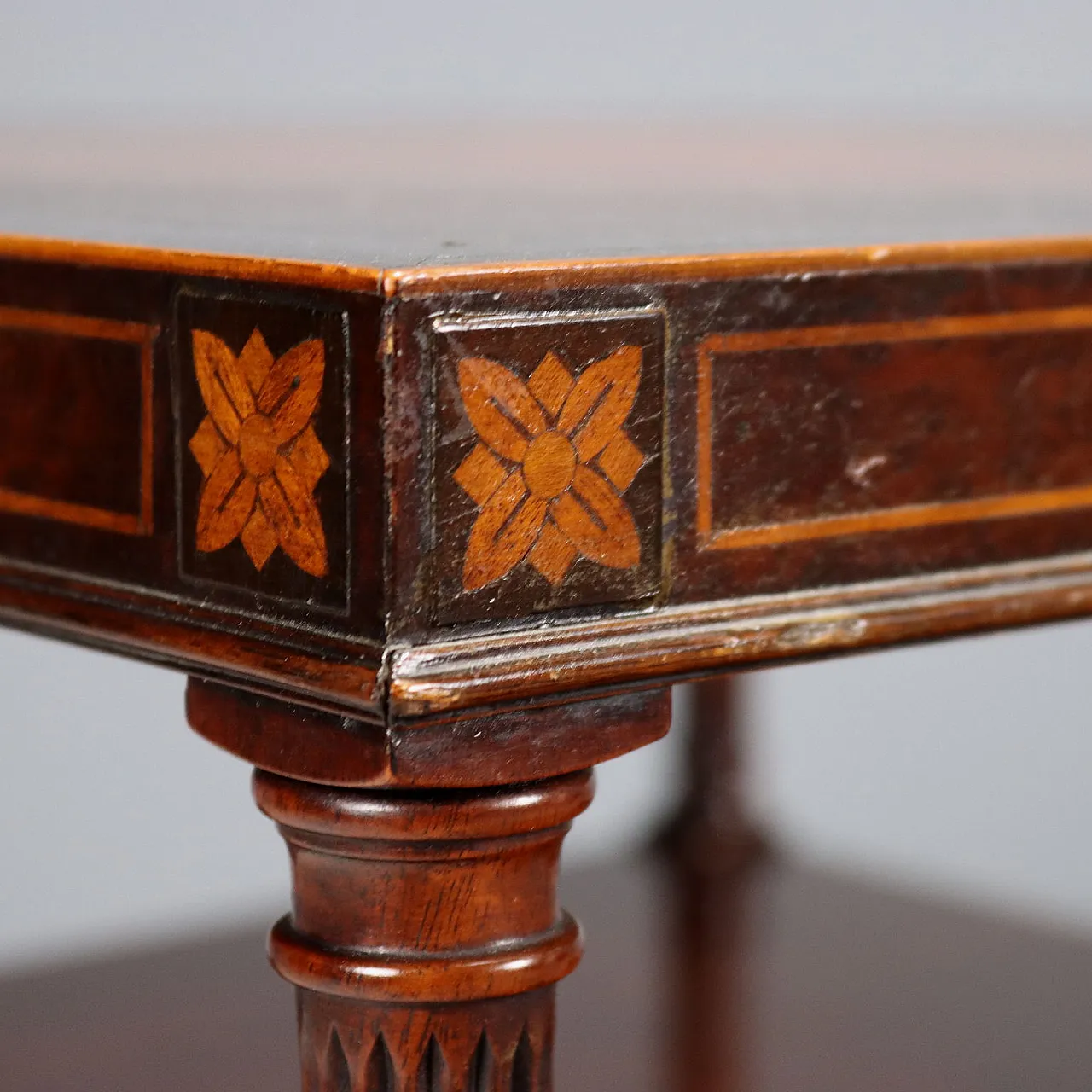 Pair of coffee tables in mahogany and leather, 19th century 7