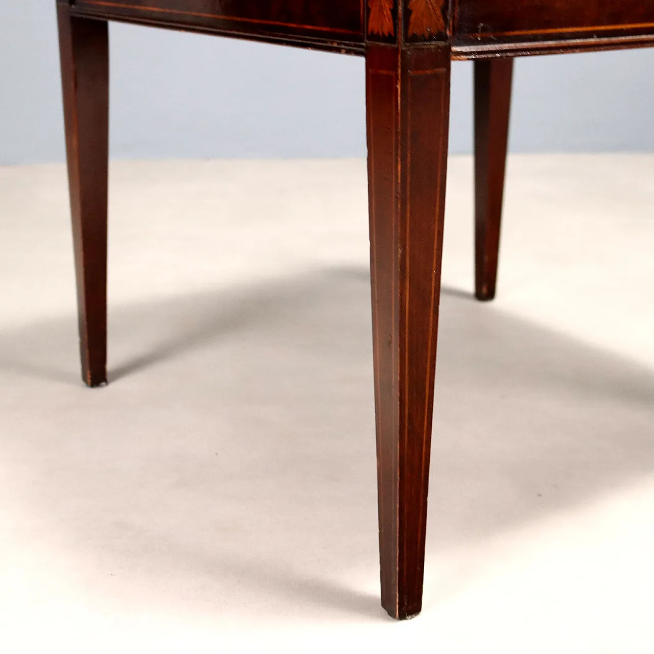 Pair of coffee tables in mahogany and leather, 19th century 9