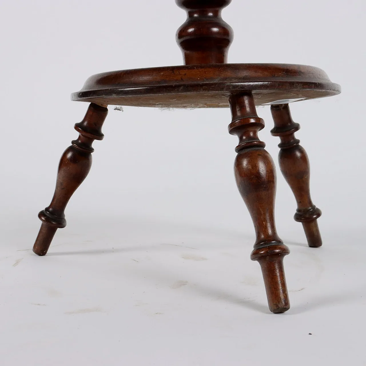 Turned walnut sewing column, late 19th century 6