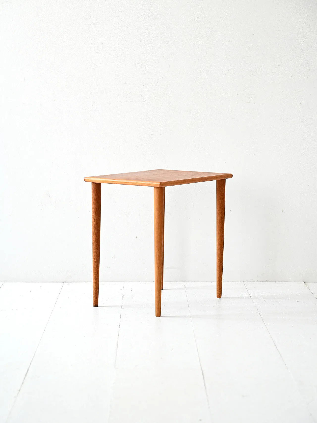 Piccolo coffee table scandinavo anni ’50 con gambe tornite 2