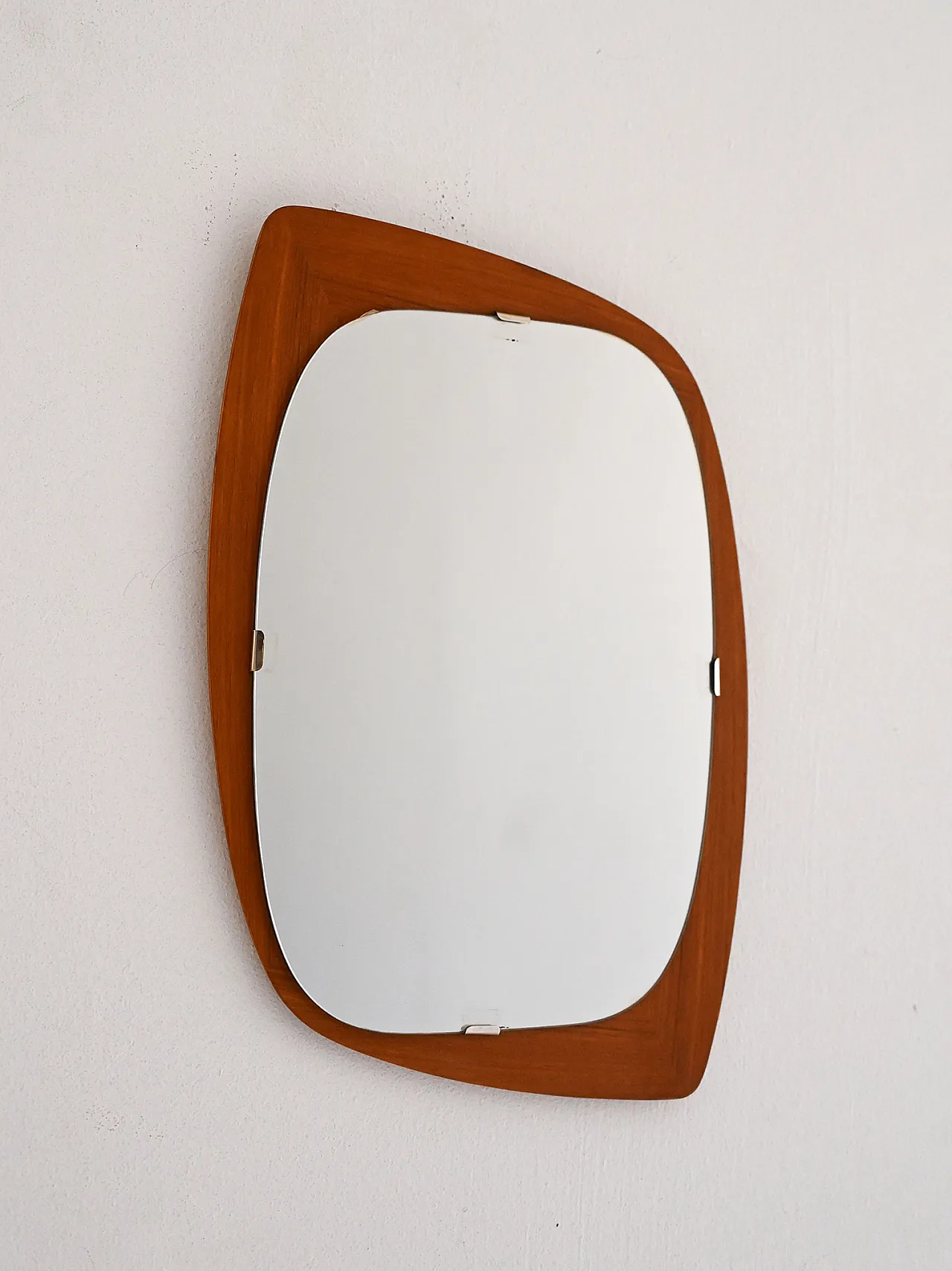 Specchio scandinavo vintage anni ’60 in teak free-form 1