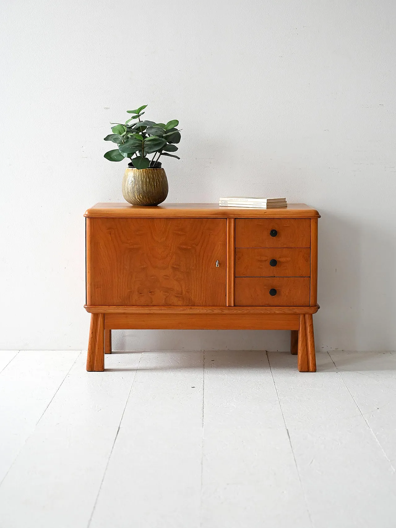 Scandinavian cabinet déco in olmo 1