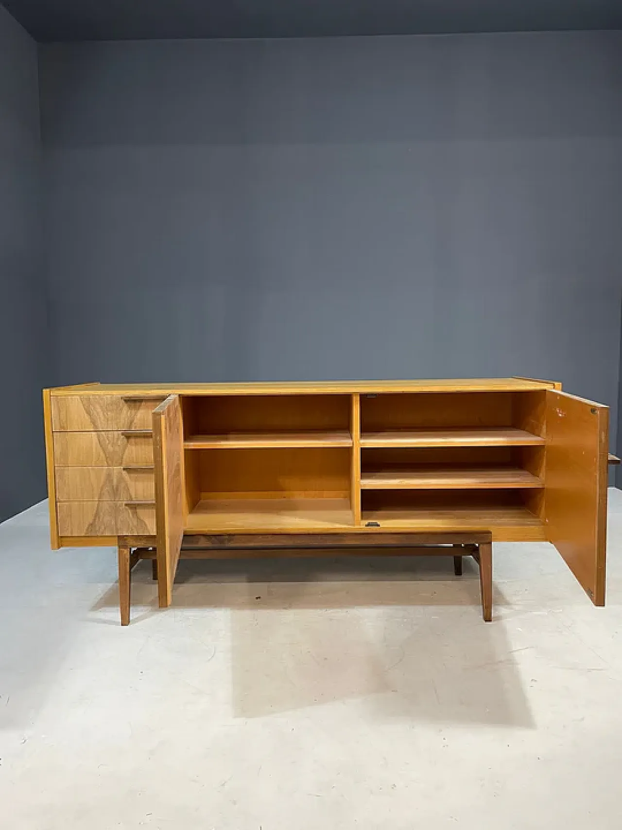 Credenza di František Mezulanik per UP Bučovice, anni '60 4