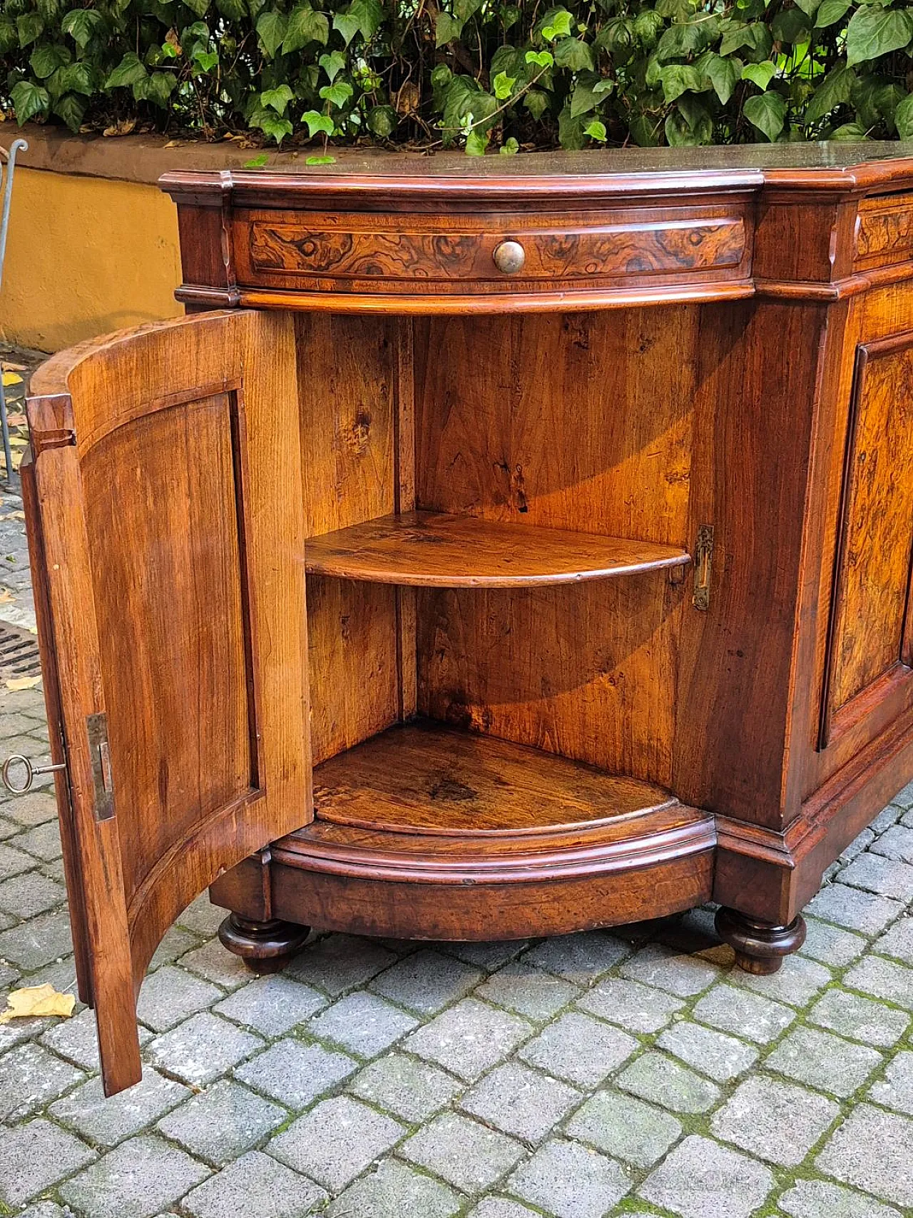 4-door sideboard with wavy walnut notch, 19th century 6