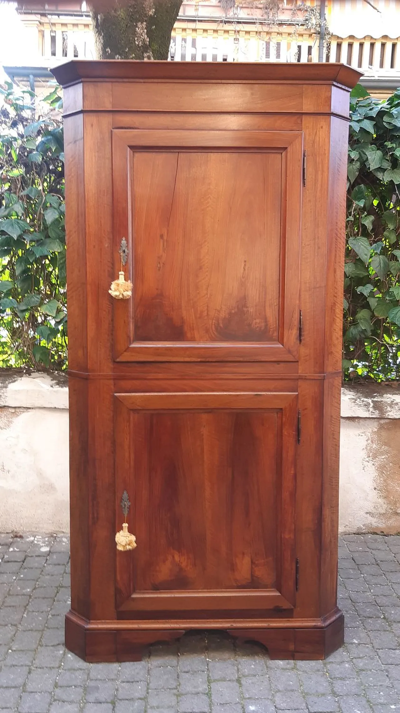 Emilian cantonal corner block in solid walnut, 19th century 1