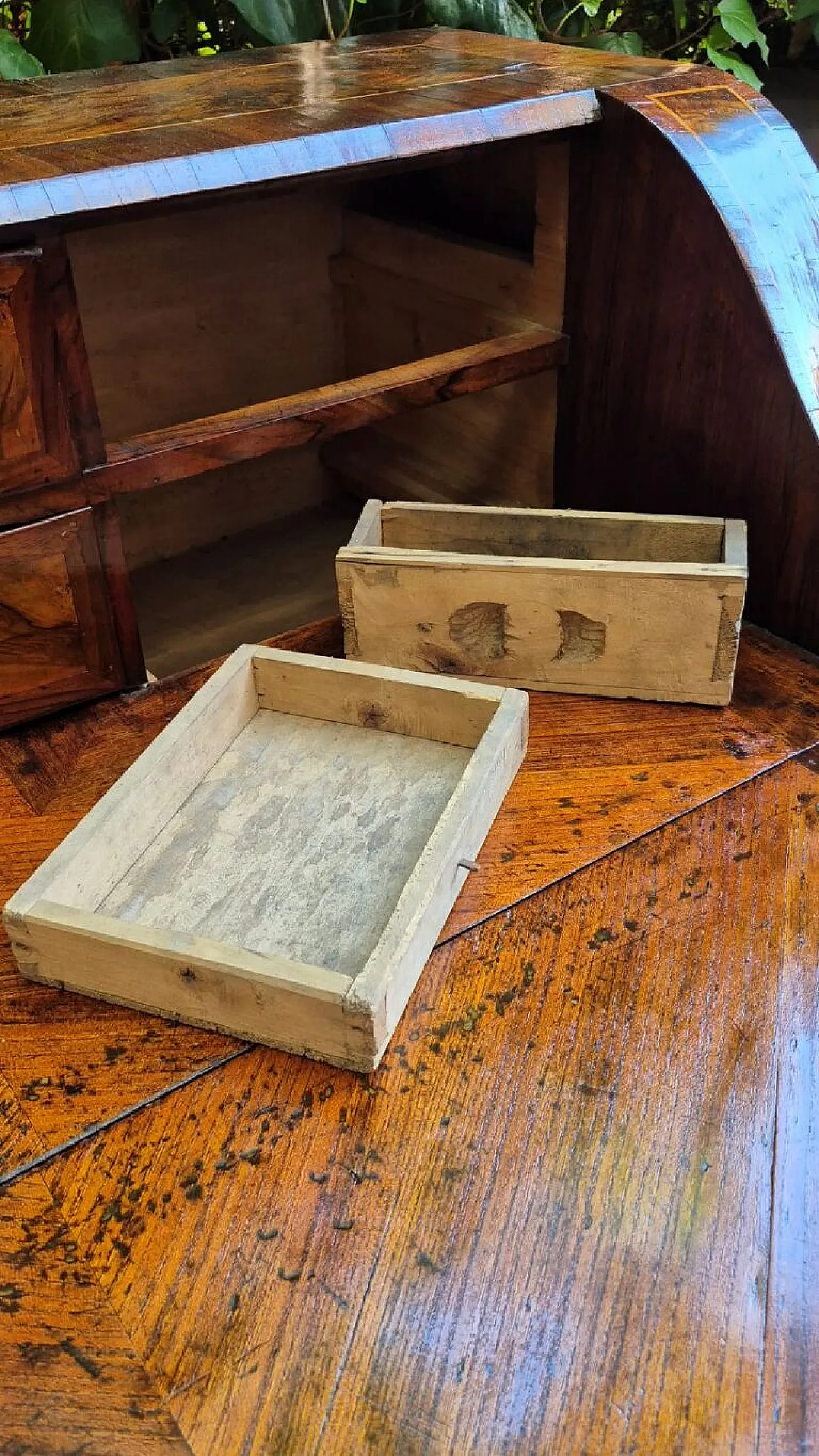 Louis XV tipping, walnut and threaded, 18th century 4