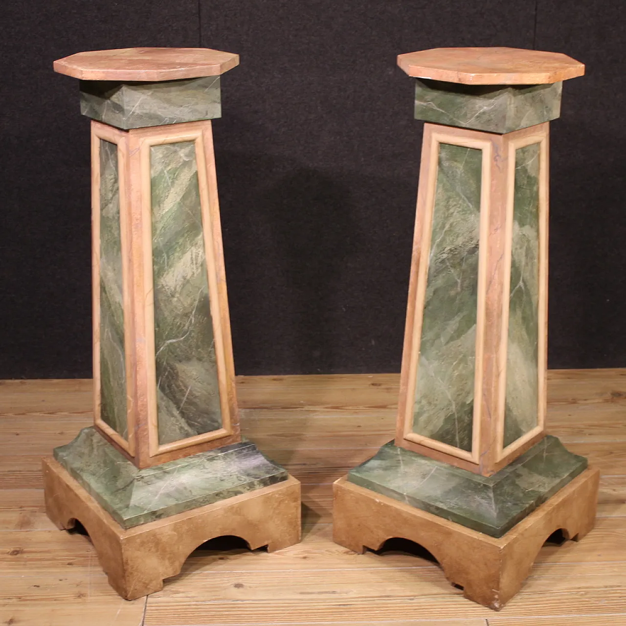 Coppia di colonne italiane laccate del XX secolo 11