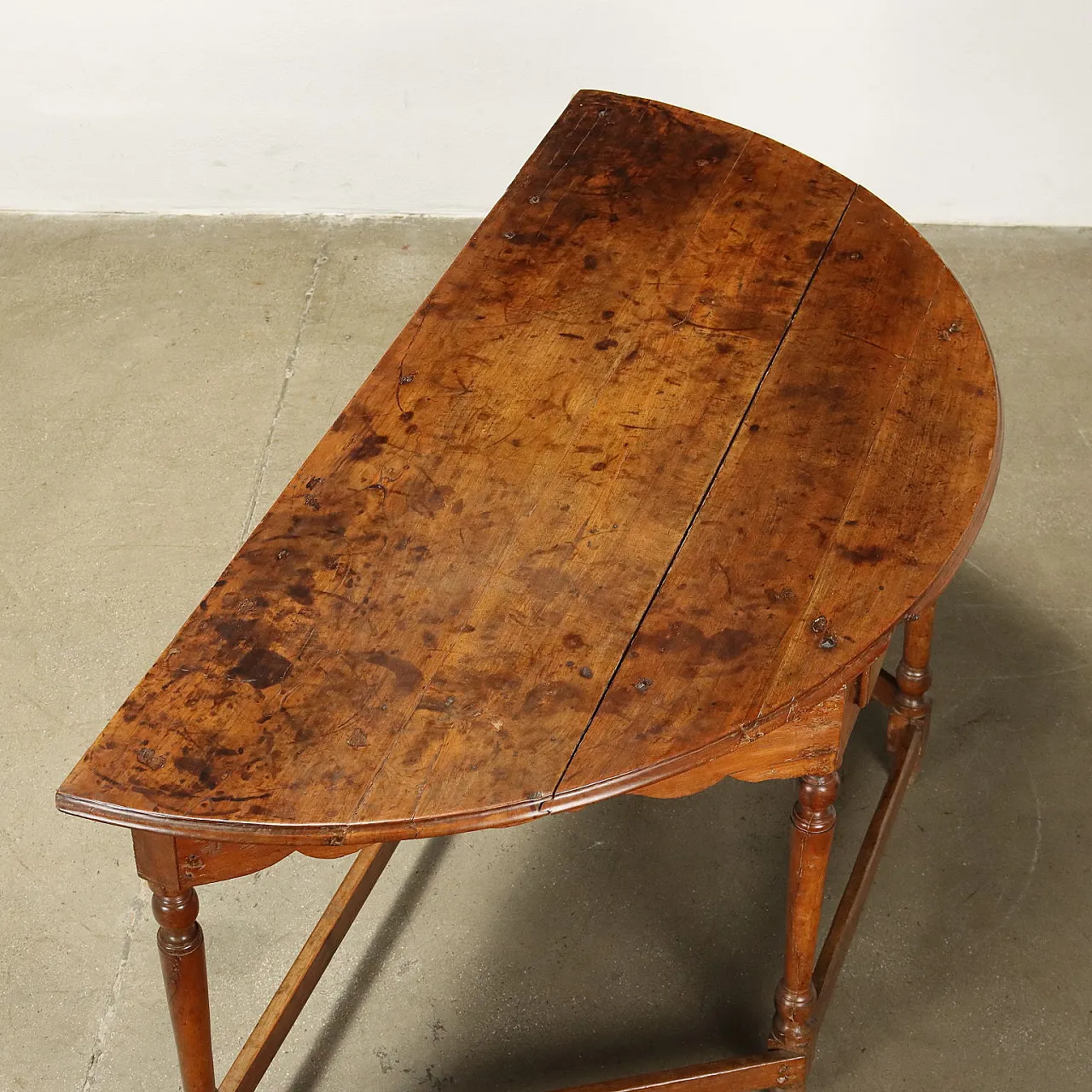 Shaped cherry console table, early 18th century 7