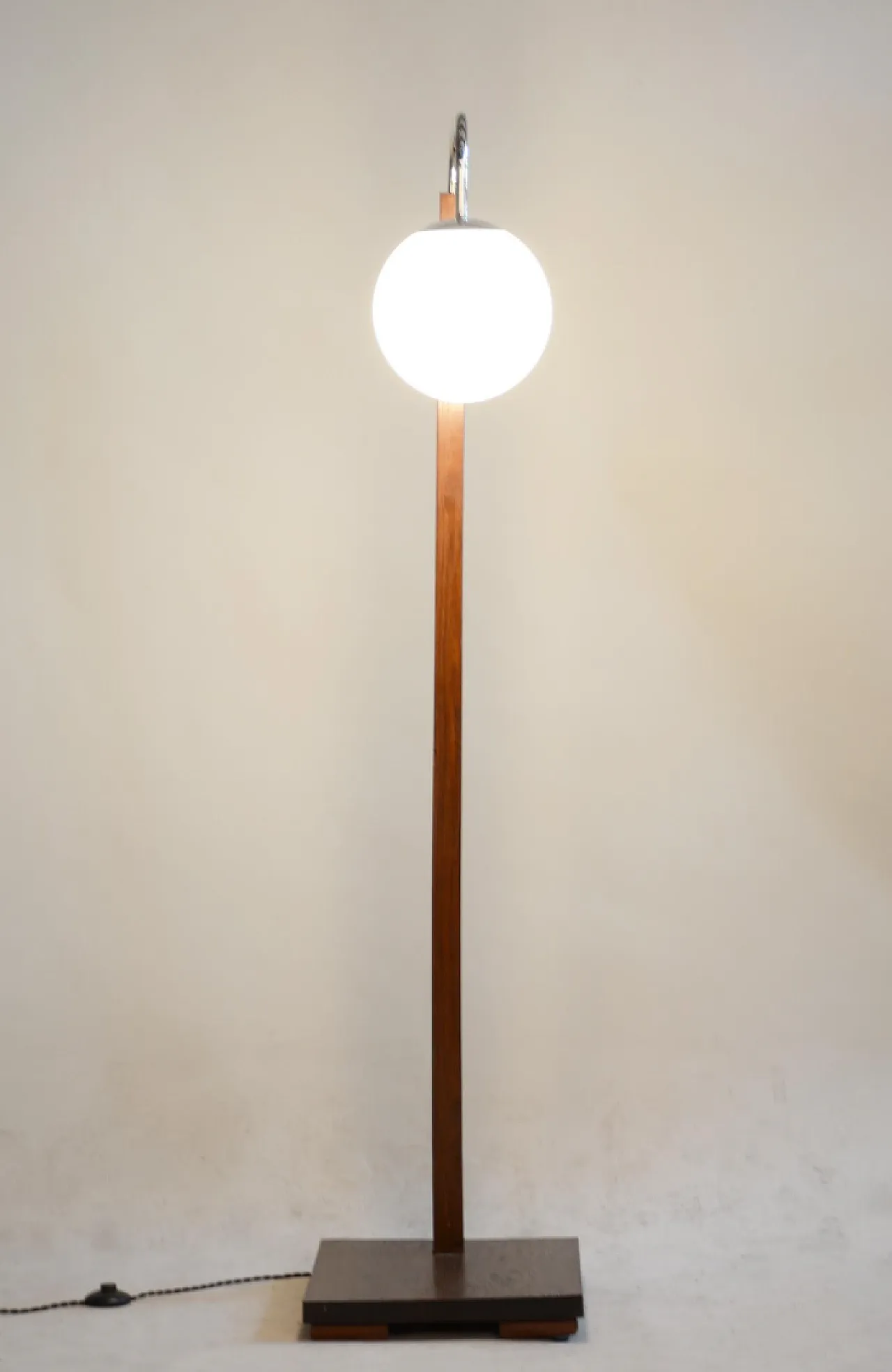 Lampada del pavimento ceco del 20 ° secolo, bicchiere di latte, quercia e cromo, anni '30 1