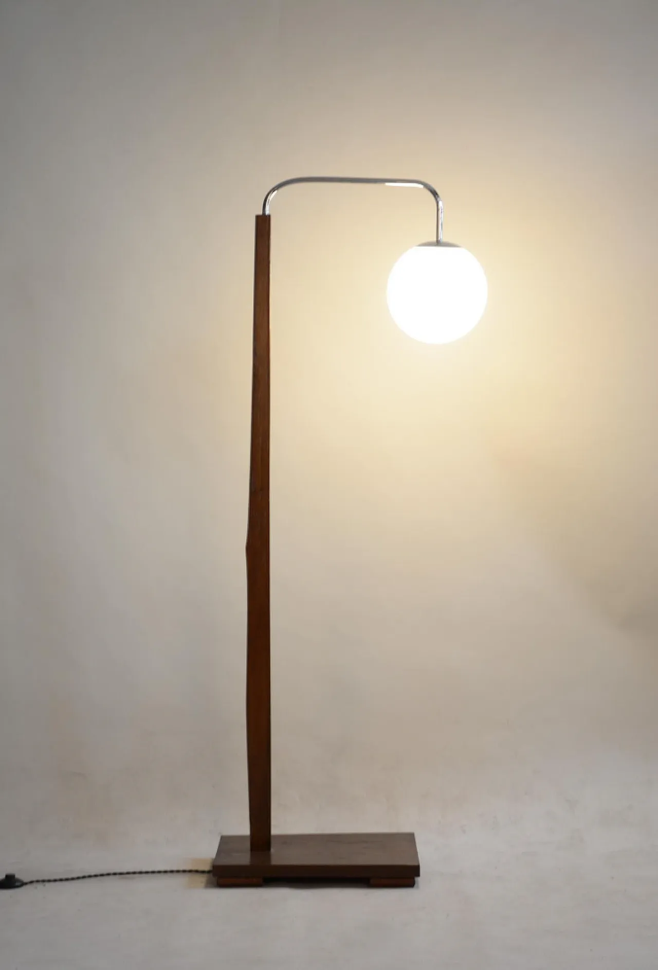 Lampada del pavimento ceco del 20 ° secolo, bicchiere di latte, quercia e cromo, anni '30 2