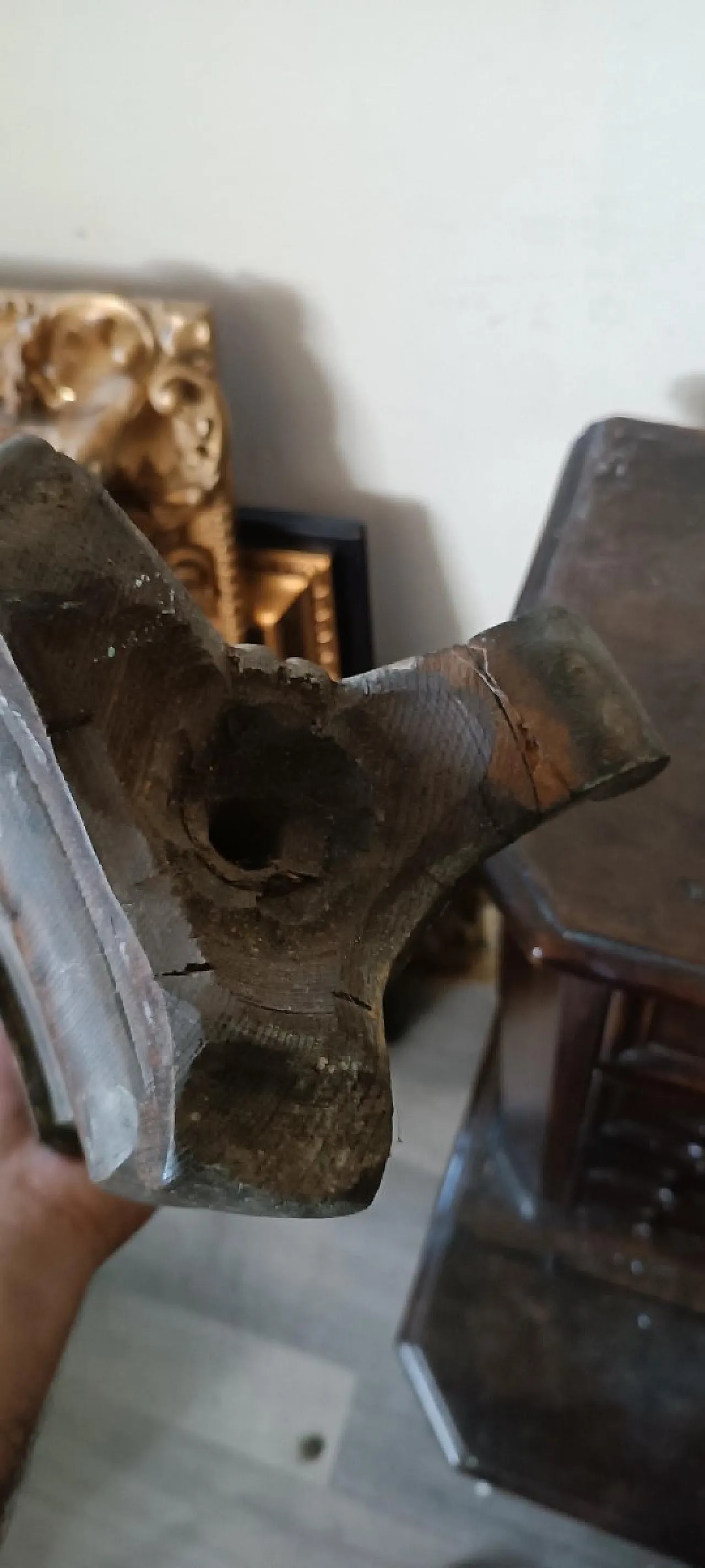 Pair of wooden candlesticks, late 18th century 8