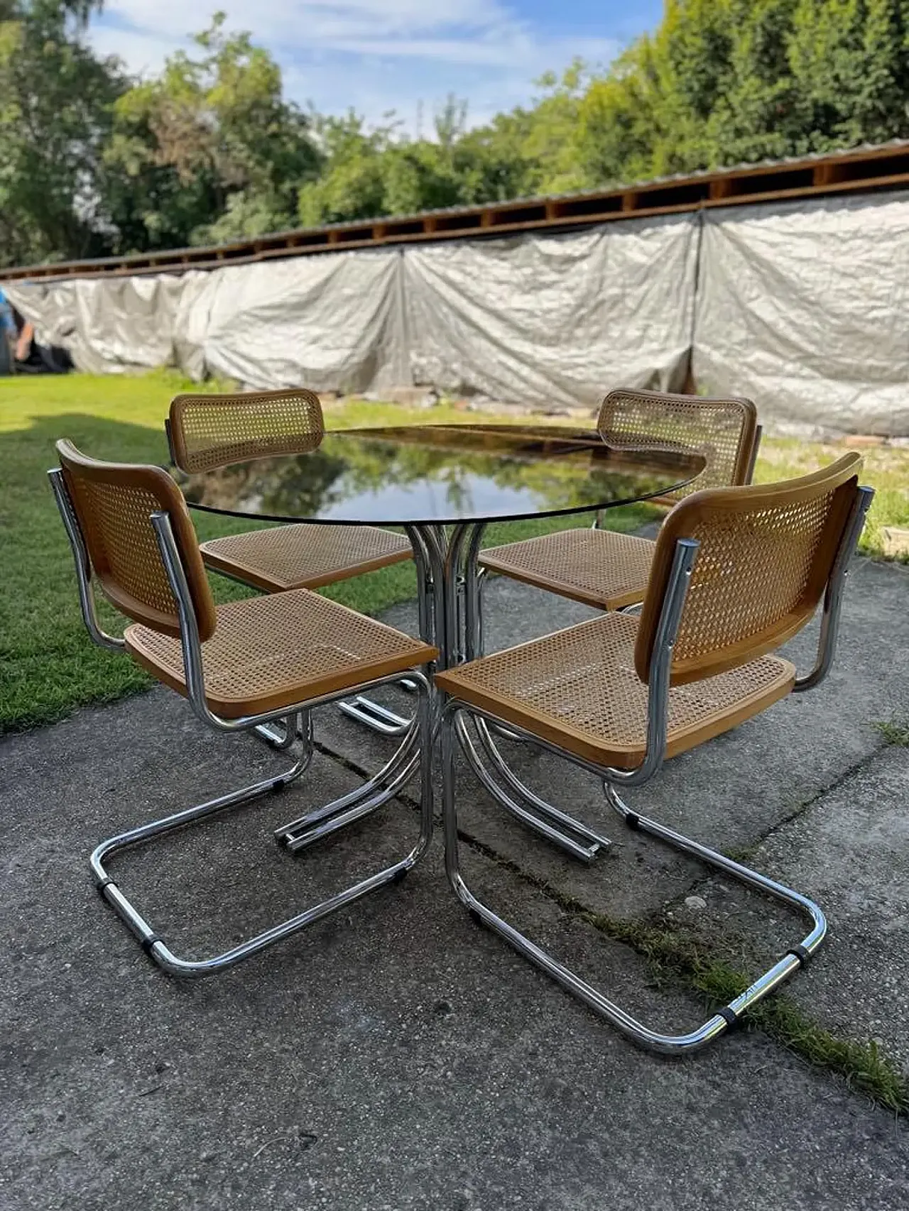 Tavolo da pranzo rotondo con 4 sedie in canna, anni '60 1