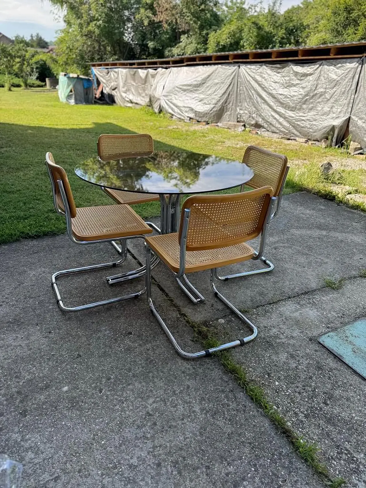 Tavolo da pranzo rotondo con 4 sedie in canna, anni '60 2