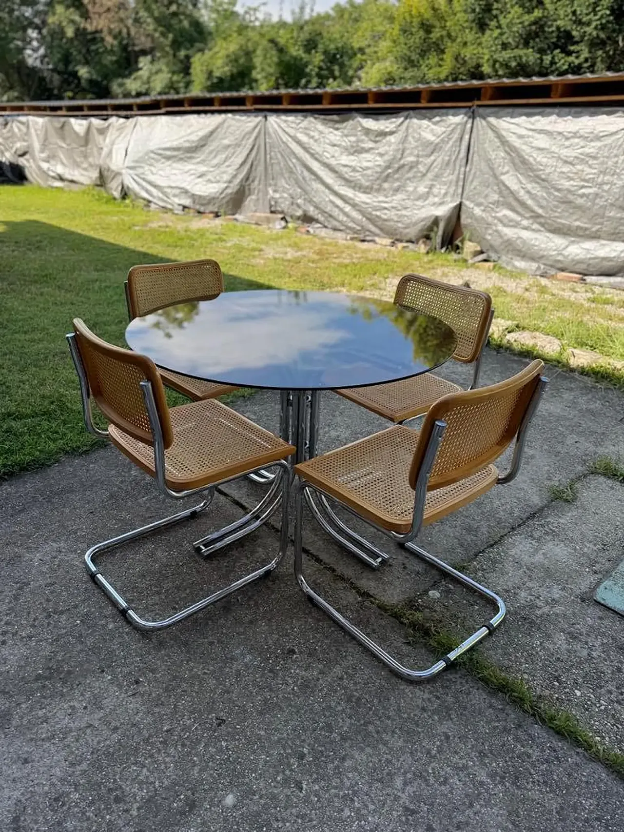 Tavolo da pranzo rotondo con 4 sedie in canna, anni '60 3