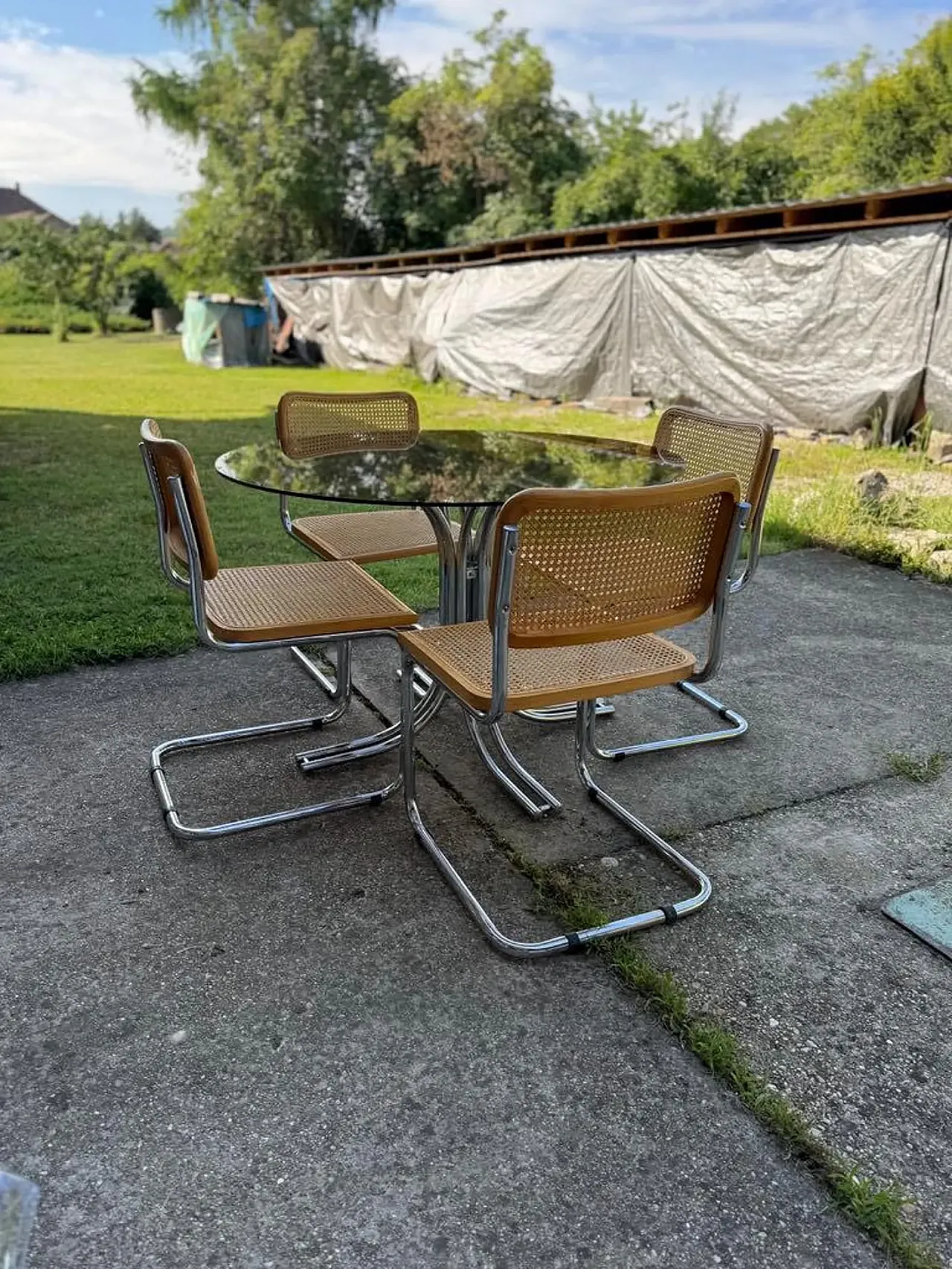 Tavolo da pranzo rotondo con 4 sedie in canna, anni '60 4