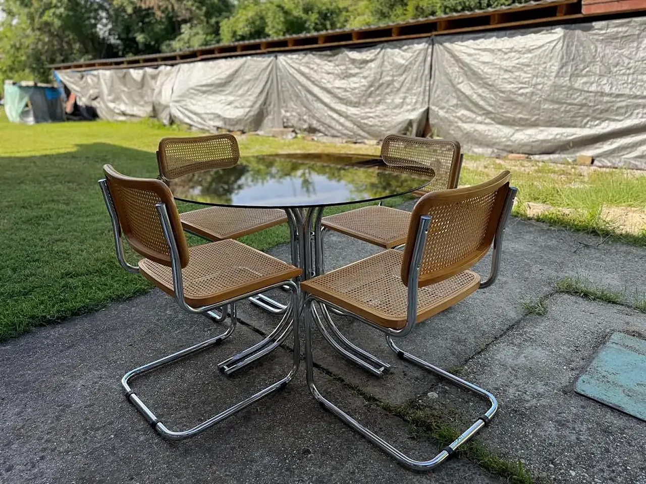 Tavolo da pranzo rotondo con 4 sedie in canna, anni '60 5