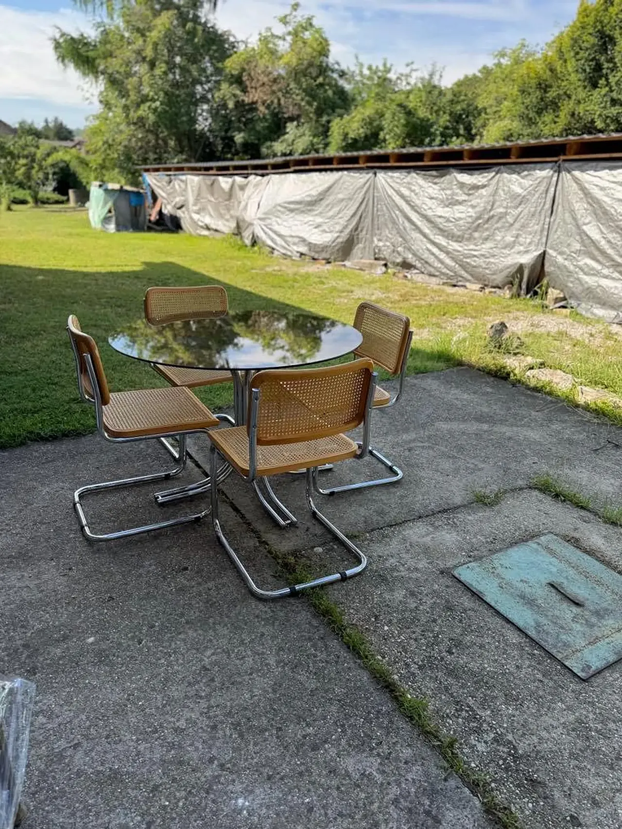 Tavolo da pranzo rotondo con 4 sedie in canna, anni '60 6