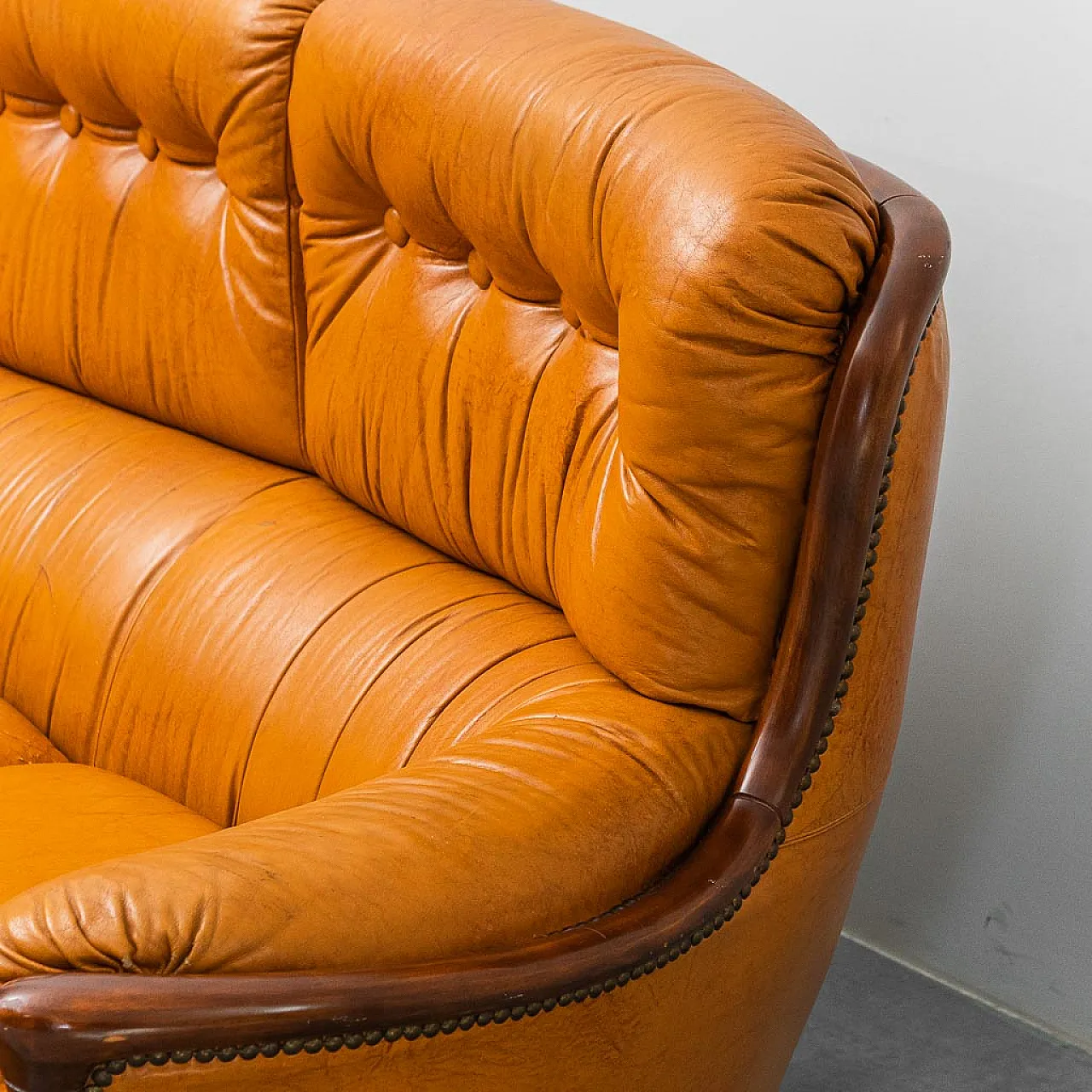 3 -seater sofa in leather and wood, 50s 9