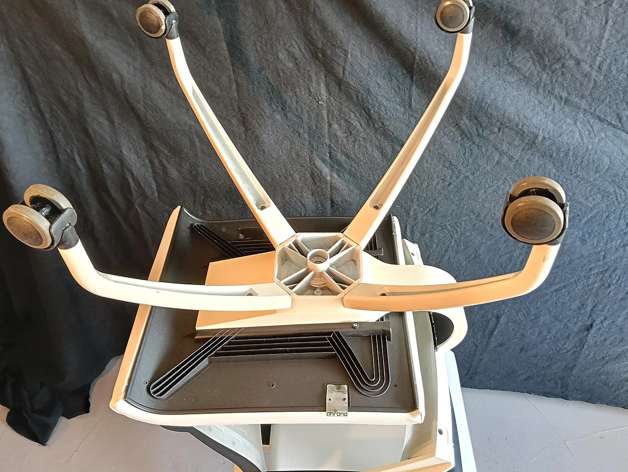 Coppia di poltrone da ufficio, anni '90 16