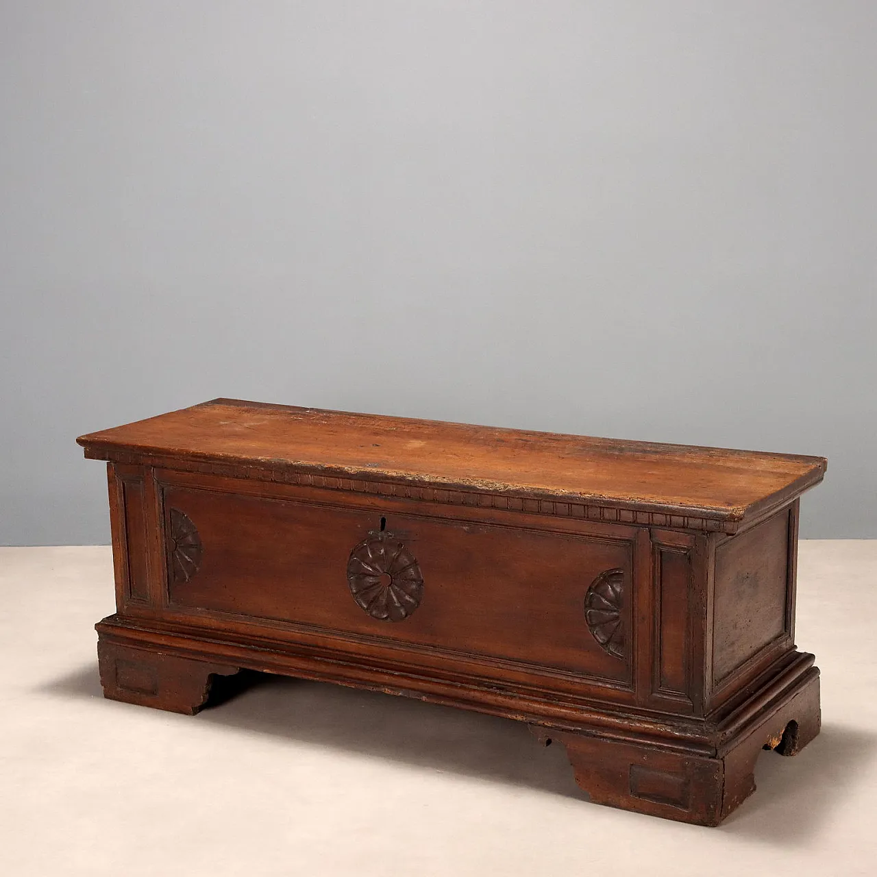 Chest carved and decorated in walnut, 18th century 1