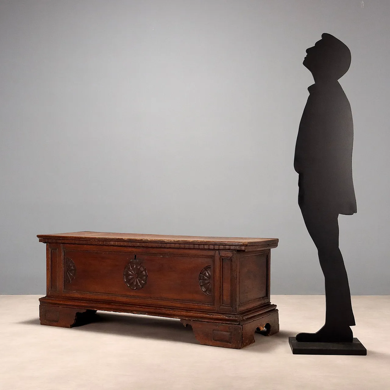 Chest carved and decorated in walnut, 18th century 2