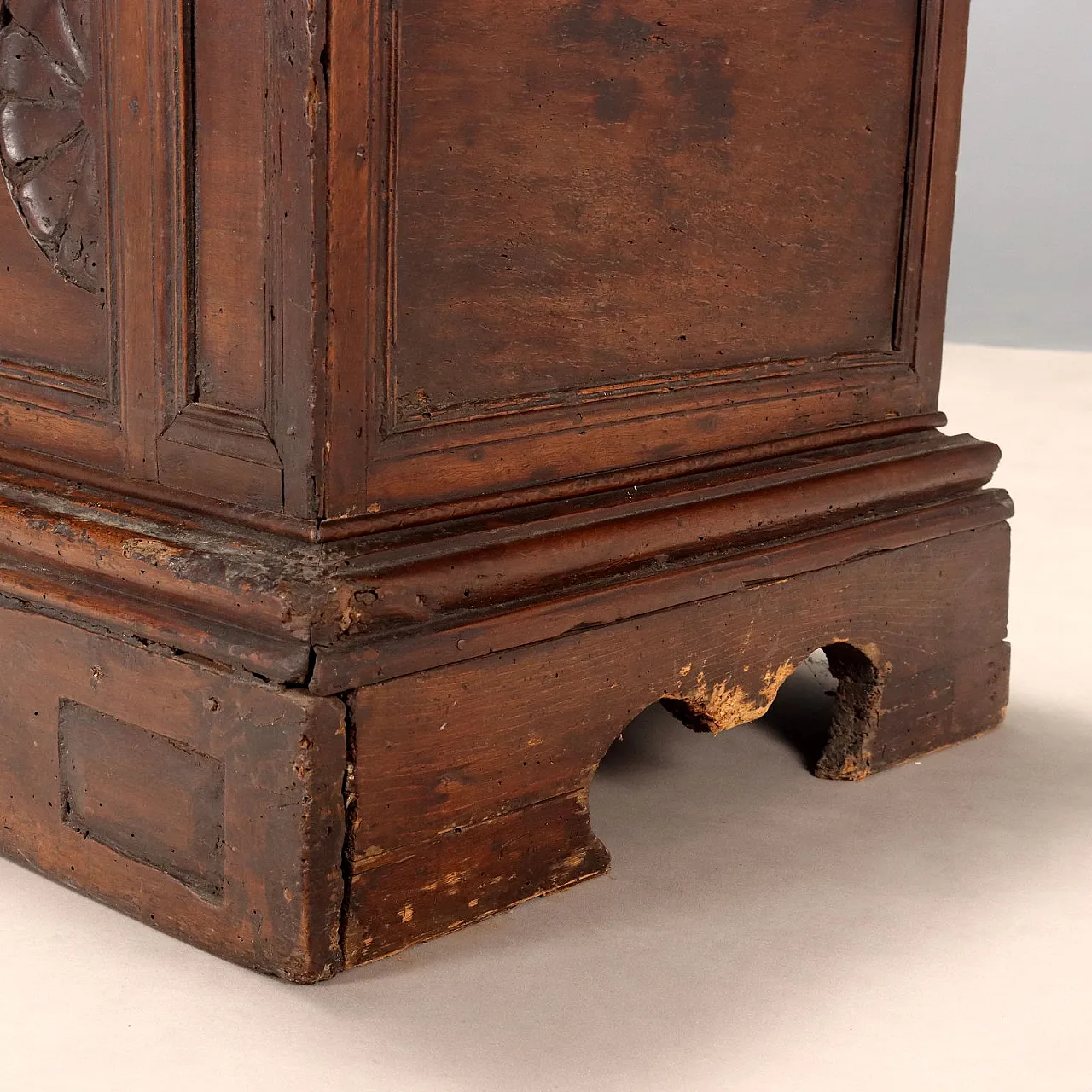 Chest carved and decorated in walnut, 18th century 4