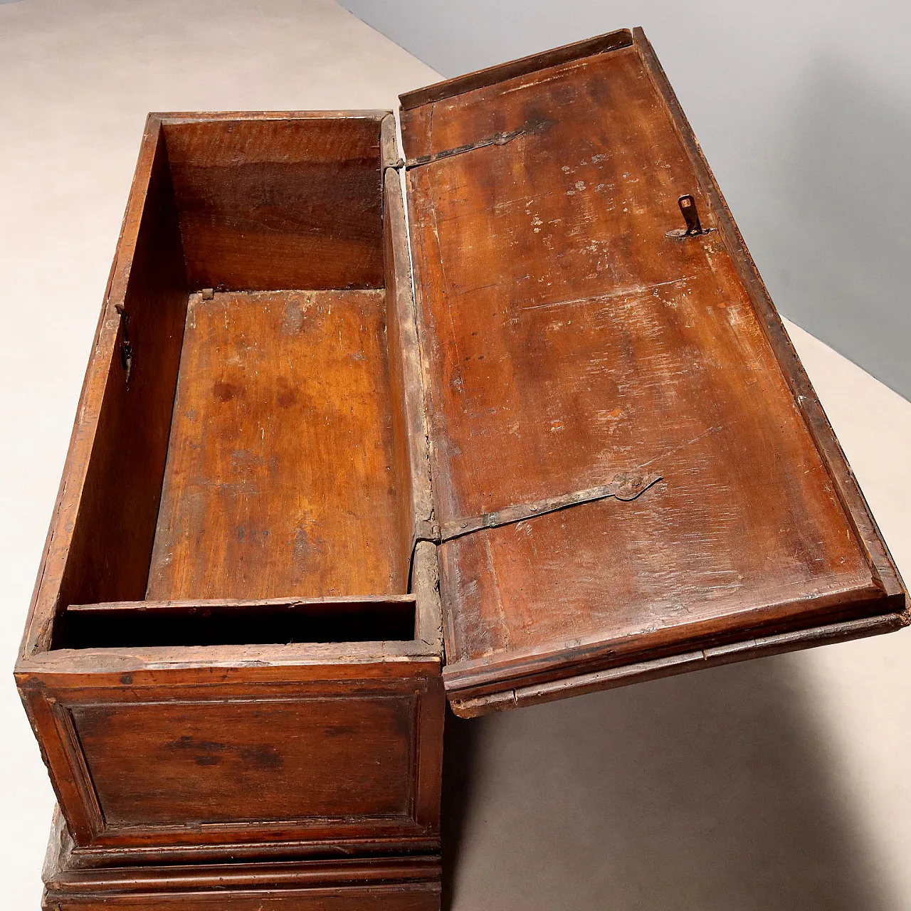 Chest carved and decorated in walnut, 18th century 8
